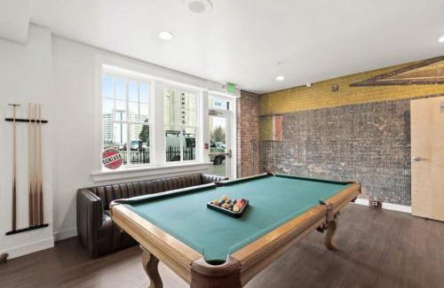 Riverside Apartamento | Luxury w King Beds, Pool Table, Central Downtown!