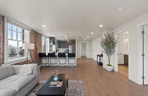 Riverside Apartamento | Luxury w King Beds, Pool Table, Central Downtown!