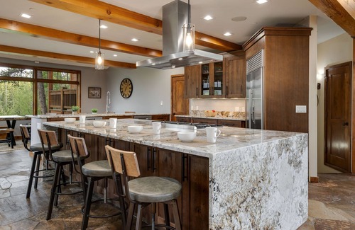 Four O'Clock Casa | Luxury w/Mountain Views + Hot Tub + Ski-in/Ski-out - Majestic Mountain Lodge