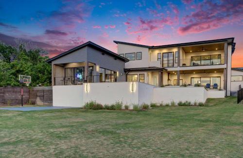 Horseshoe Bay Casa | Luxury waterfront Villa Heated pool and sauna