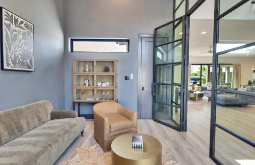 Horseshoe Bay Casa | Luxury waterfront Villa Heated pool and sauna