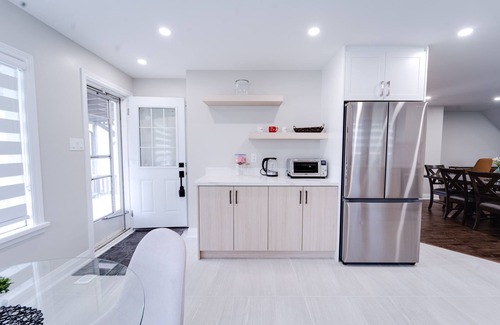 Selwyn Cabaña | Luxury waterfront cottage in Peterborough