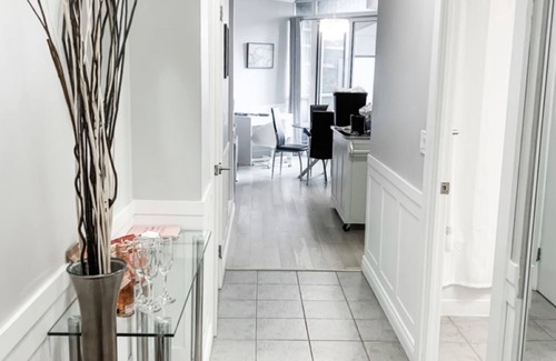 Bathurst Quay Condominio | Luxury Waterfront Downtown Condo w/ Pool & Parking