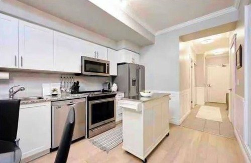 Bathurst Quay Condominio | Luxury Waterfront Downtown Condo w/ Pool & Parking