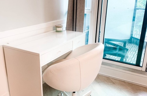 Bathurst Quay Condominio | Luxury Waterfront Downtown Condo w/ Pool & Parking