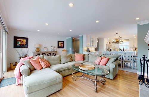 Brookfield Casa | Luxury waterfront home on picturesque Candlewood Lake, Brookfield, CT