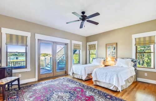 Arundel on the Bay Condominio | Luxury Waterfront home with private pier and guest house