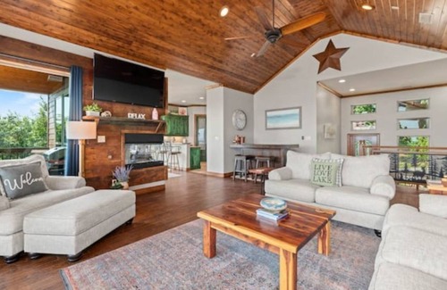 Pottsboro Casa | Luxury Waterfront Lakehouse on Texoma!