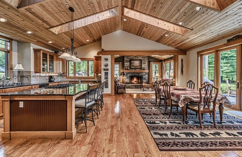 Oak Harbor Casa | Luxury Waterfront Lodge: Cocina Gourmet, 3 Chimeneas, Tina caliente, Nido de Águila Calva