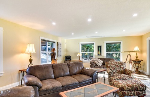 Oak Grove Casa | Luxury Waterfront Oregon Home w/ Large Deck!