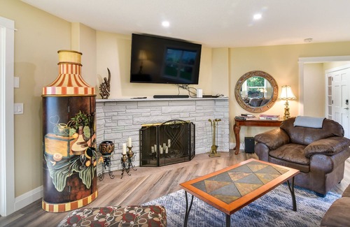 Oak Grove Casa | Luxury Waterfront Oregon Home w/ Large Deck!