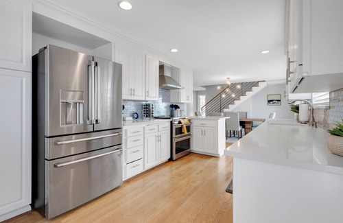 Broadview Casa | Luxury Waterfront Paradise, Gym, Private Backyard