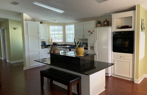 Weeki Wachee Gardens Casa | LUXURY WATERFRONT, KING SUITE & QUEEN SUITE, 3 full bathrooms, kayaks, Weeki