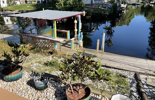 Weeki Wachee Gardens Casa | LUXURY WATERFRONT, KING SUITE & QUEEN SUITE, 3 full bathrooms, kayaks, Weeki