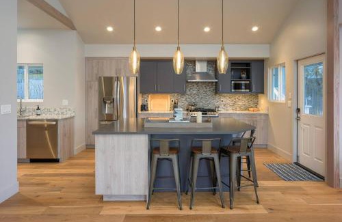 Eastsound Casa | Luxury Waterfront & Views, Private Beach, Golfing