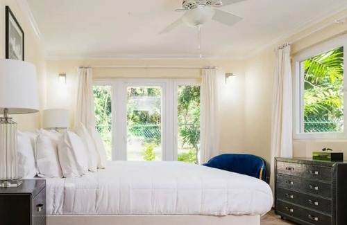 Gibbes Condominio | LUXURY WEST COAST KING BED CONDO 3 MIN WALK TO BEACH
