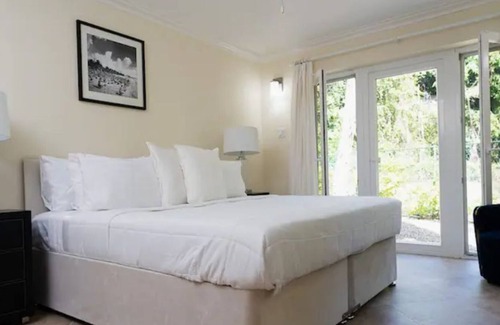 Gibbes Condominio | LUXURY WEST COAST KING BED CONDO 3 MIN WALK TO BEACH
