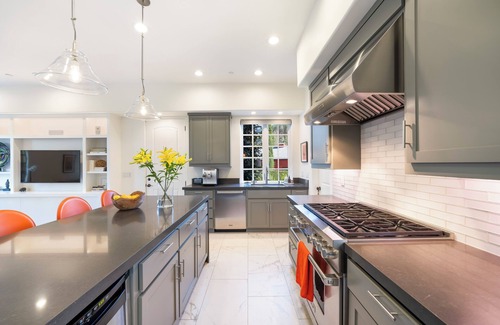 Cloverdale Casa | Luxury Wine Country Retreat: 75 foot pool, 15 min to Healdsburg, Vineyard views