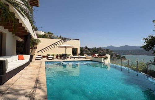 Torre de Pena Villa | Luxury with Lake View, Pool, Jacuzzi & Gym