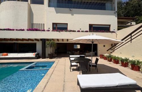 Torre de Pena Villa | Luxury with Lake View, Pool, Jacuzzi & Gym