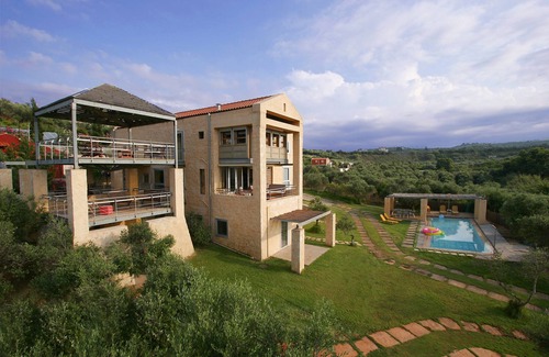 Agia Villa | Villa familiar de lujo a solo 10 minutos a pie de la playa con piscina privada