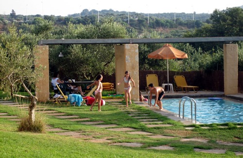 Agia Villa | Villa familiar de lujo a solo 10 minutos a pie de la playa con piscina privada