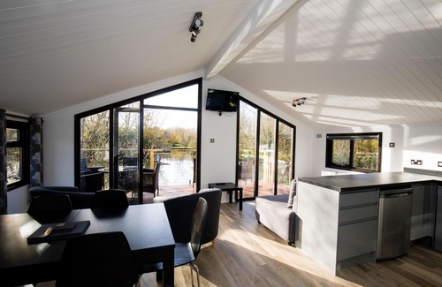 Dilton Marsh Chalet De Esquí | Luxury Wooden Lakeside Lodge DUNLIN with HOT TUB Near Longleat