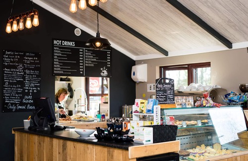 Dilton Marsh Chalet De Esquí | Luxury Wooden Lakeside Lodge DUNLIN with HOT TUB Near Longleat