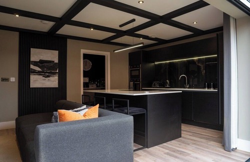 Lower Wick Casa | Luxury Worcester House | Free Parking