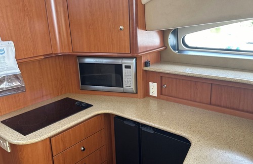 St. Augustine Alquiler De Eote | Luxury Yacht in St. Augustine with WiFi, AC, Heat, BT,55inch smart TV, and more