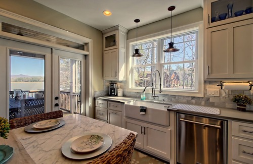 Blairsville Casa | Propiedad LuxuryLakefront, muelle doble, parrilla, pontón, bañera de hidromasaje.