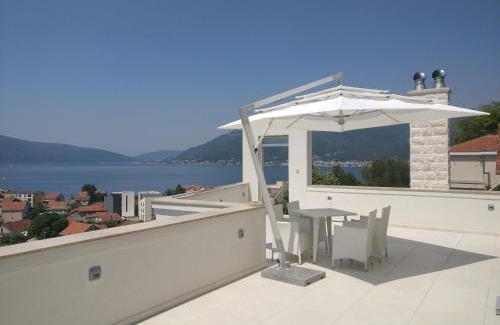 Tomicici Apartamento | LuxuryPenthouse sea view pooll Ivy house Tivat