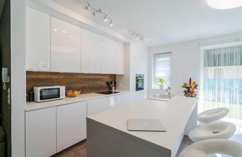 Szantod Apartamento | Luxus Partivilla Apartman