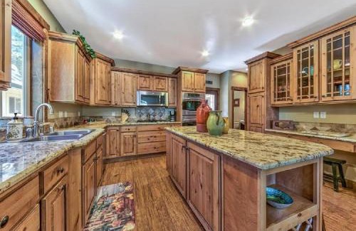 Lincoln Park Casa | Lv12 luxury villa with hot tub, close to skiing