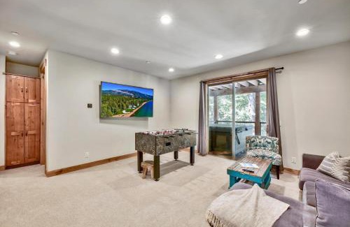 Kingswood Estates Casa | Lx22 Lake Tahoe north shore 4 bed cabin hot tub