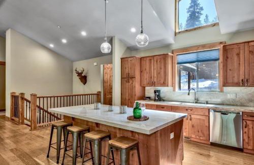 Kingswood Estates Casa | Lx22 Lake Tahoe north shore 4 bed cabin hot tub