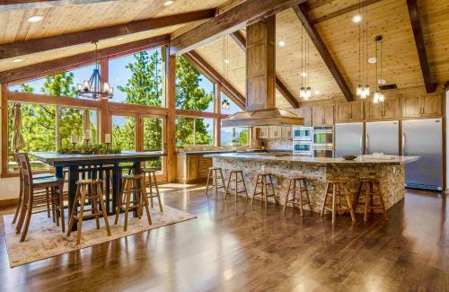 Round Hill Village Casa | LX33 Lake Tahoe Villa with Gameroom Hot tub Sauna