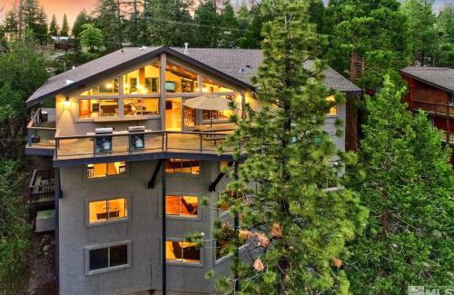 Round Hill Village Casa | LX33 Lake Tahoe Villa with Gameroom Hot tub Sauna