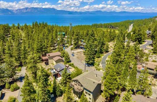 Round Hill Village Casa | LX33 Lake Tahoe Villa with Gameroom Hot tub Sauna