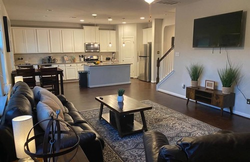San Antonio Villa | Lxry 4 BR, Pool/Hot Tub, Huge Backyard, near Seaworld/Six Flags (Tal.)