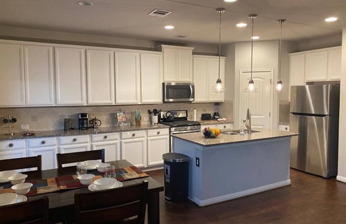 San Antonio Villa | Lxry 4 BR, Pool/Hot Tub, Huge Backyard, near Seaworld/Six Flags (Tal.)