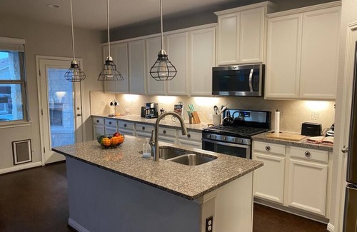 San Antonio Villa | Lxry 4 BR, Pool/Hot Tub, Huge Backyard, near Seaworld/Six Flags (Tal.)