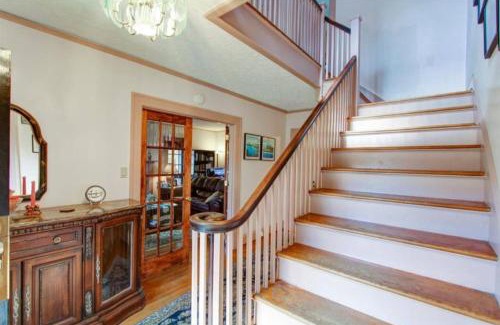 Lynchburg Casa | Lynchburg Getaway with Workspace and Free Parking. Close to Colleges and Shops
