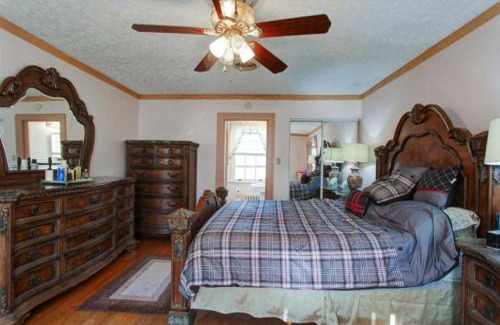Lynchburg Casa | Lynchburg Getaway with Workspace and Free Parking. Close to Colleges and Shops