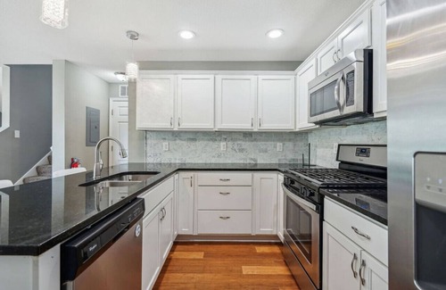 Lowry Hill East Casa | Lyndale Flat 1BR 2BA Room with Rooftop