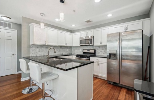 Lowry Hill East Casa | Lyndale Flat 1BR 2BA Room with Rooftop