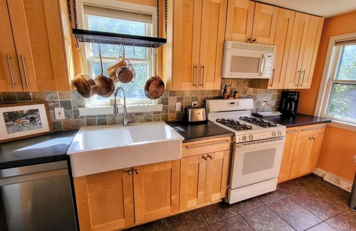 Lyndhurst Casa | Lyndhurst 3 BR 1 Bath Home for Monthly Rental w Smart TVs and wood flooring in quiet neighborhood