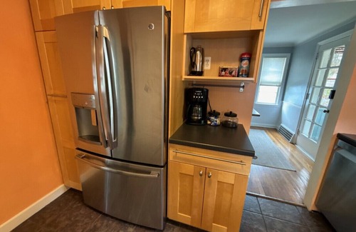 Lyndhurst Casa | Lyndhurst 3 BR 1 Bath Home for Monthly Rental w Smart TVs and wood flooring in quiet neighborhood
