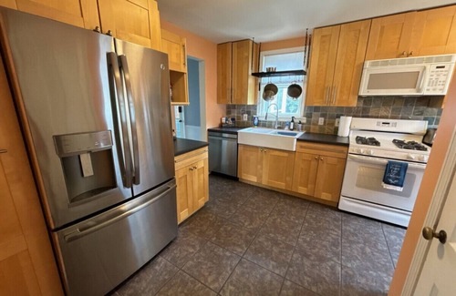 Lyndhurst Casa | Lyndhurst 3 BR 1 Bath Home for Monthly Rental w Smart TVs and wood flooring in quiet neighborhood