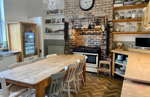 Huyton Casa | Lyndhurst - Victorian villa with heated pool